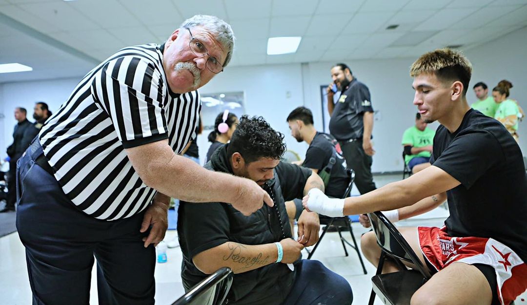 A referee waiting to see a Toro Z fighter in action